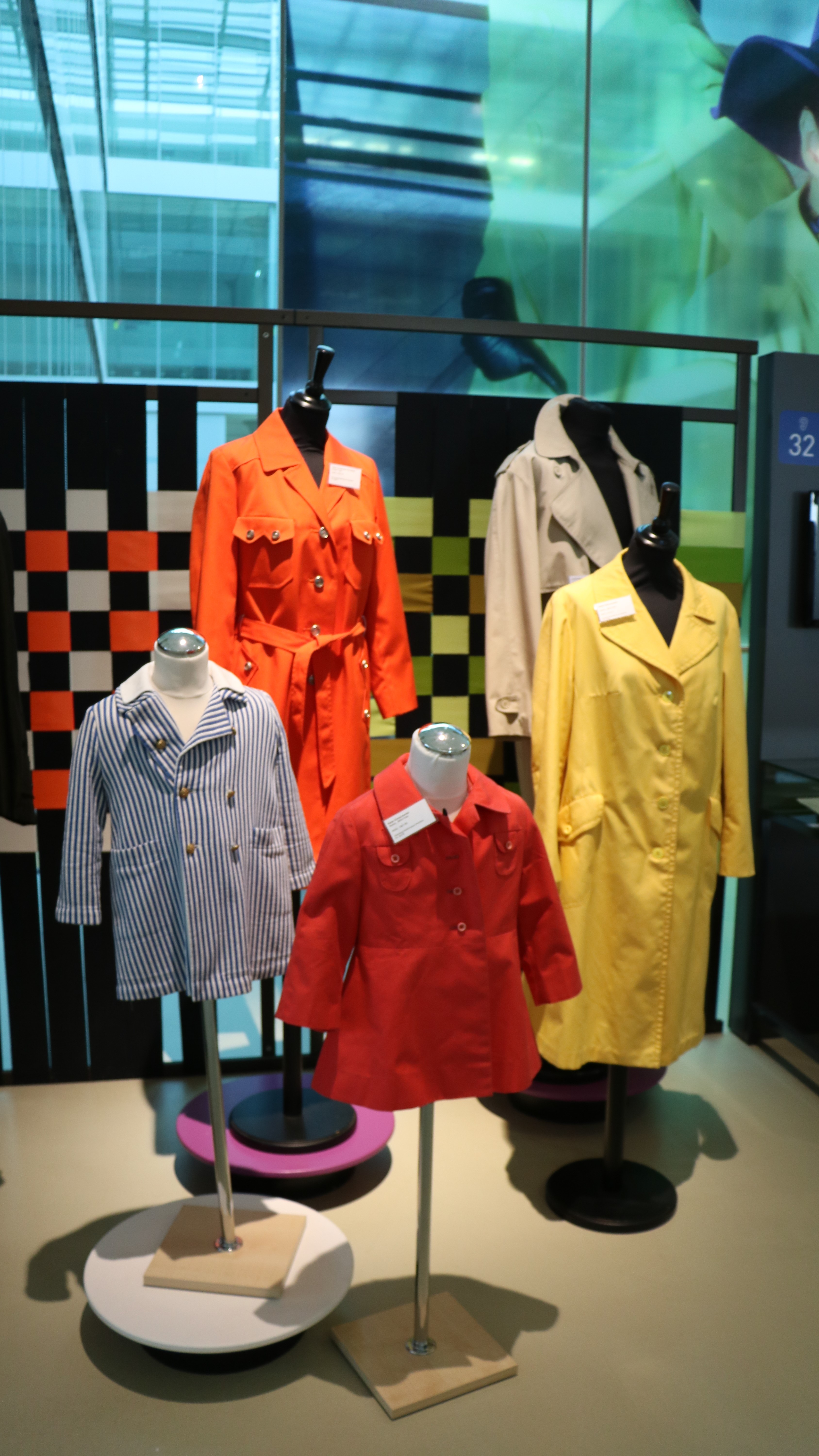 Farbenfrohe M>äntel von Nino auf Schneiderpuppen. 