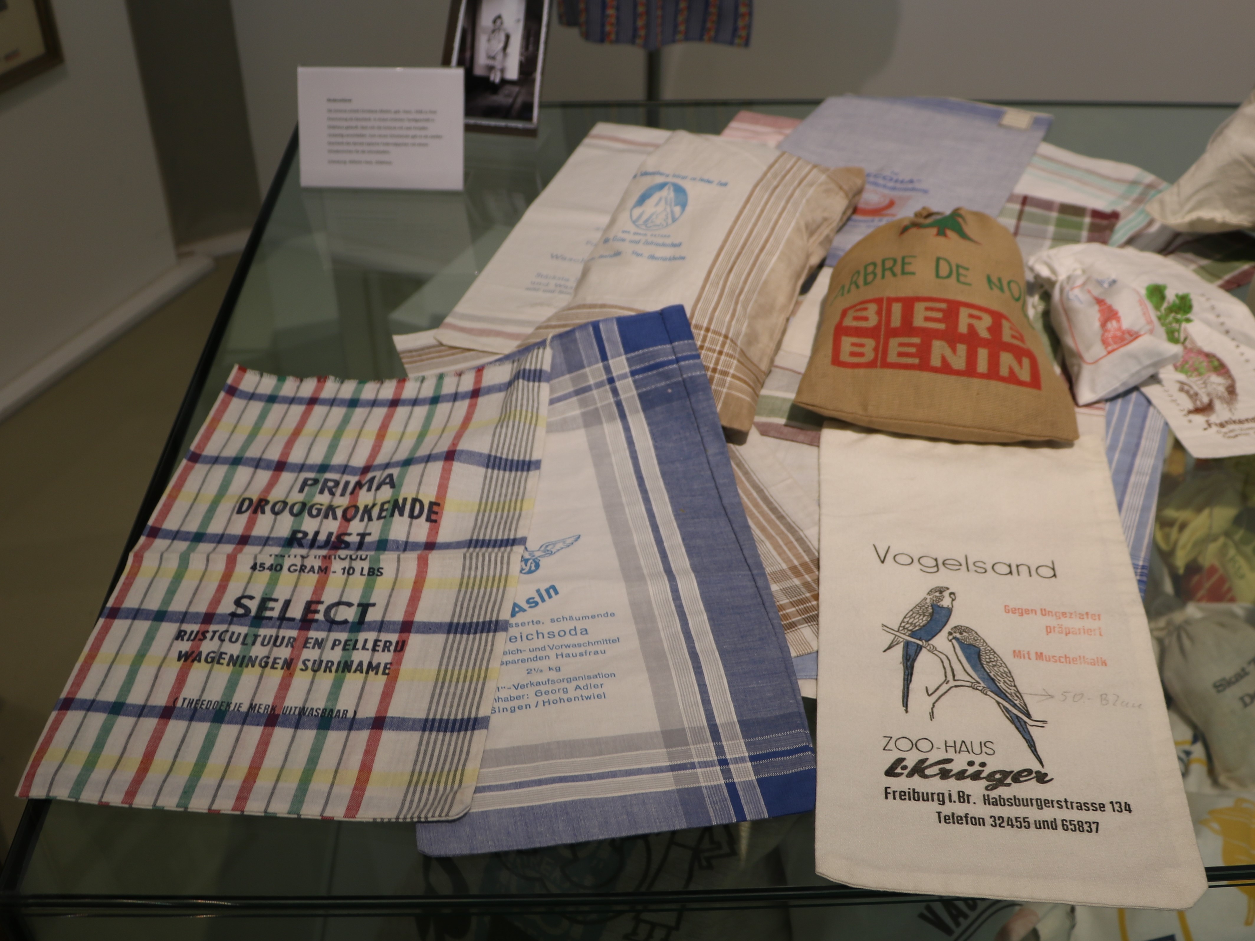 Stoffbeutel von Rawe als Verpackungsmaterial für Waschmittel und Vogelsand.