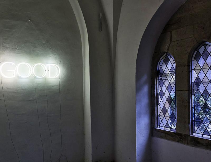 Neonworte beleuchten die Weihnacht