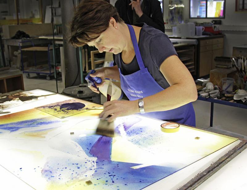 Malen auf Glas für ein historisches Kreuz