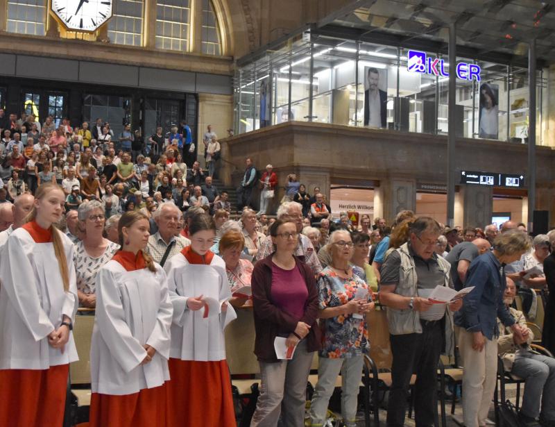 „Heiliger Boden“ in der Bahnhofshalle