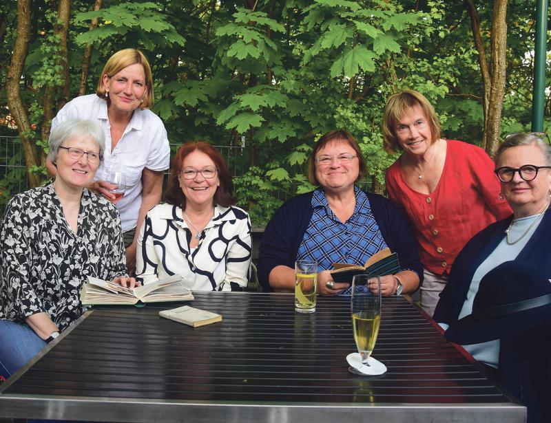 Zehn Mädchen auf großer  Lebensfahrt