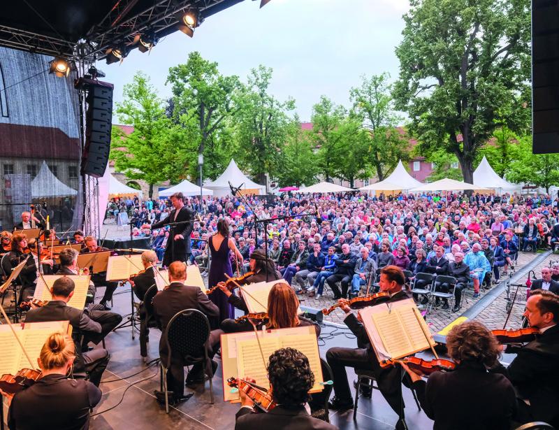 Glockenläuten und Konzert