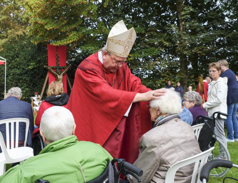 Altbischof spendet Trost und Segen
