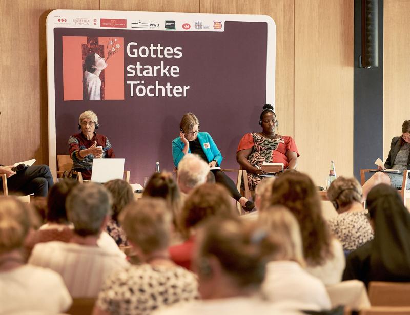 „Priesterinnen und Königinnen“