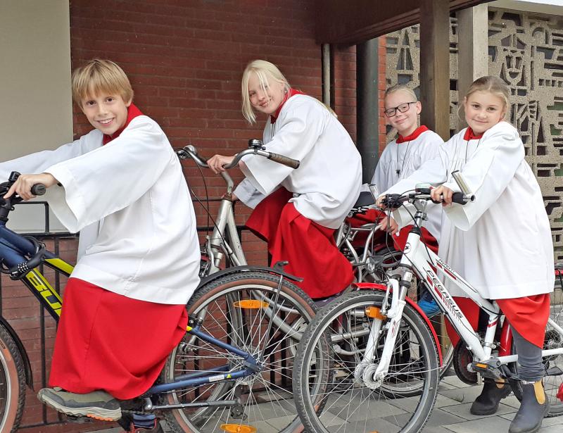 Messdiener vor die Kamera