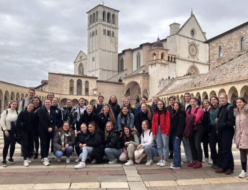 Schule auf Fahrt zu ihrem Namenspatron