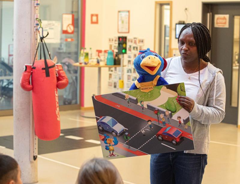 Eine Handpuppe erklärt die Regeln