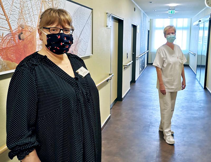 Bankgespräche vor der Klinik