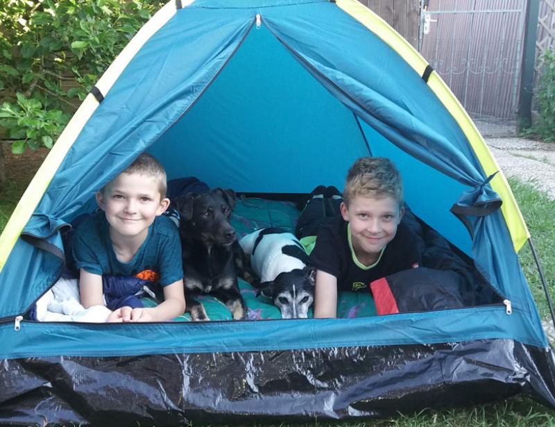 Zeltlagerrunde mit Webcam