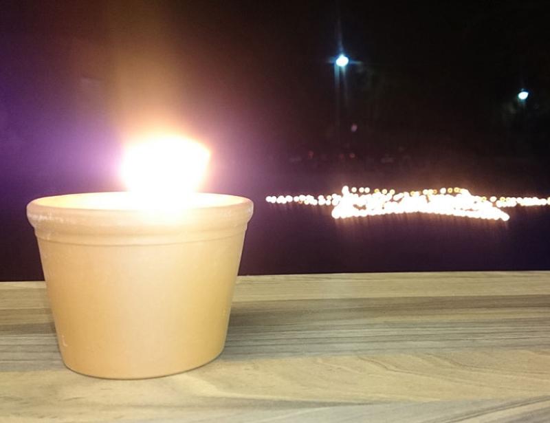 Zu Hause ein helles Licht entzünden