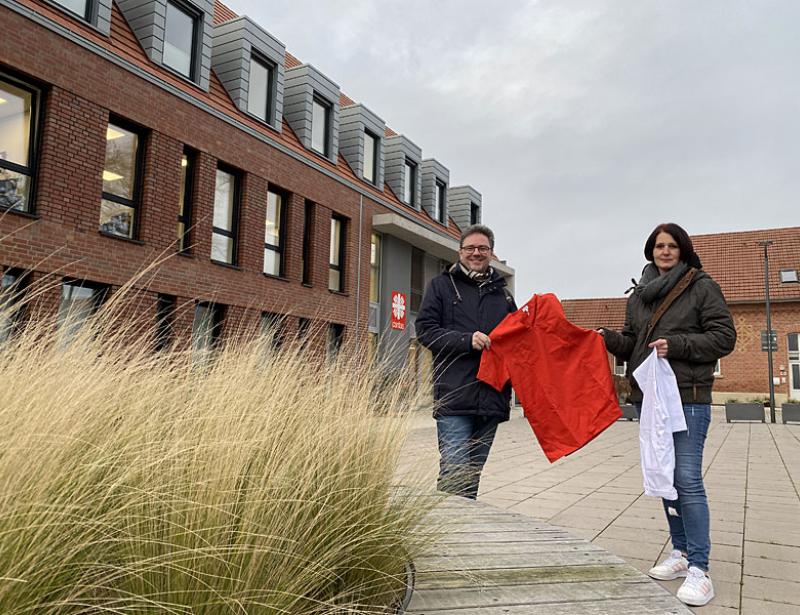 Pflege in nachhaltiger Dienstkleidung