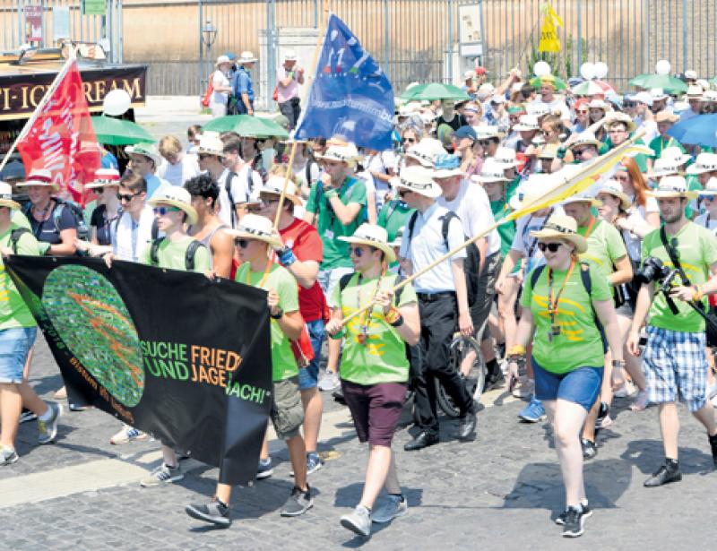 Mit Party auf dem Fußballplatz