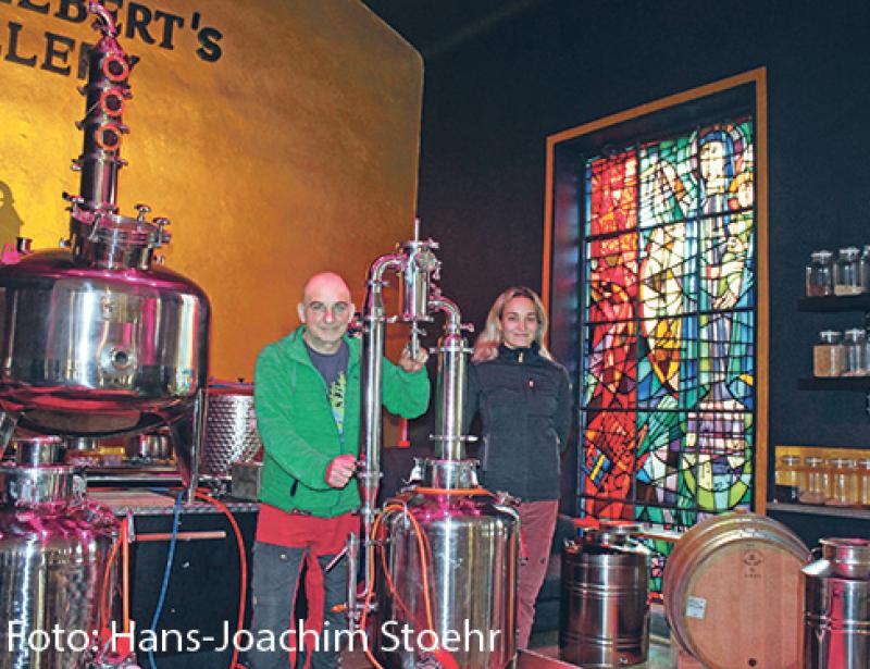 Auf den Kirchenbänken Gin genießen