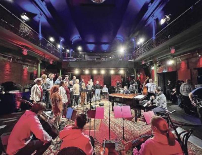 Schwarze Löcher, leuchtende Sterne