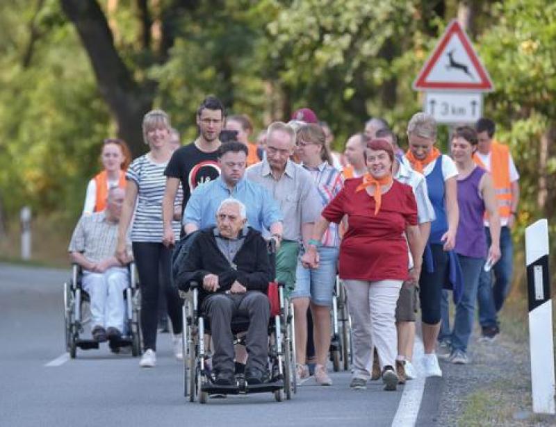 Gott danken beim Schuhe-Anziehen