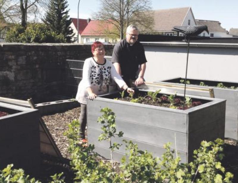 Mit Kaffeesatz in den Garten