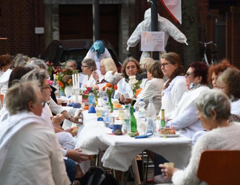 Protest an festlicher Tafel