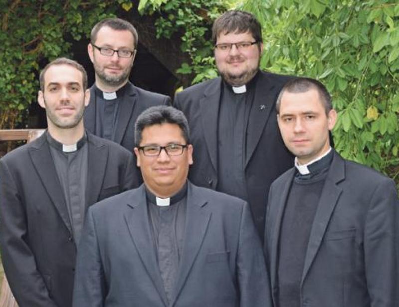 Fünf Priester aus vier Ländern
