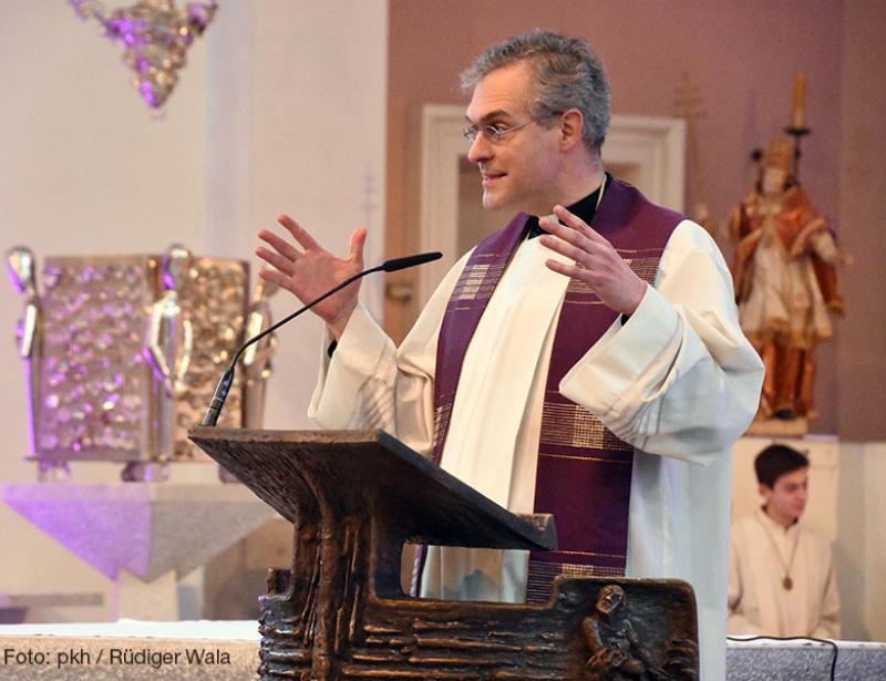 Weniger Manager, mehr Priester sein