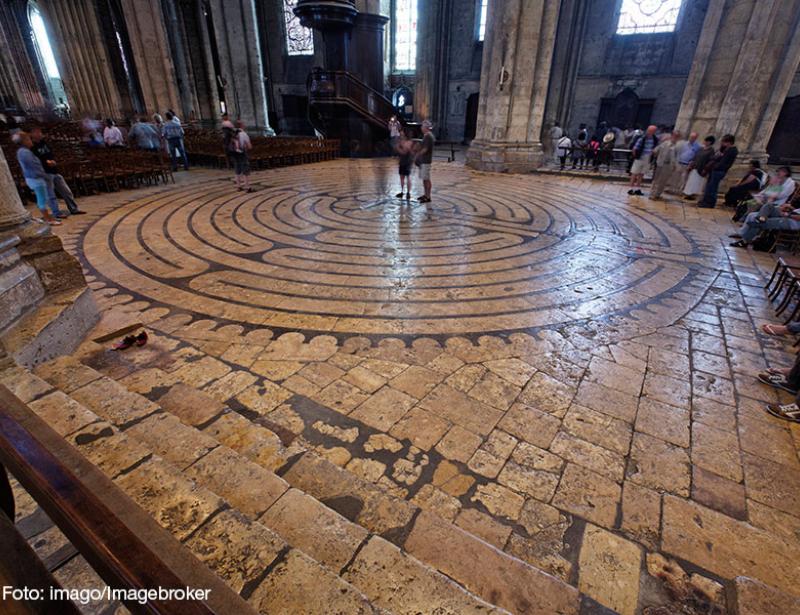 Halleluja im Stadion und Ballspiel in der Kirche