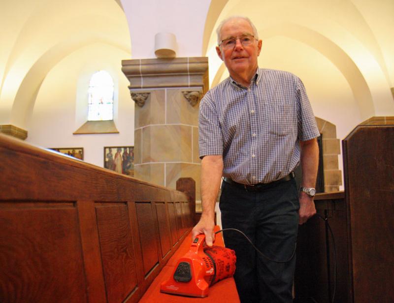 Mit Feudel und Kehrblech