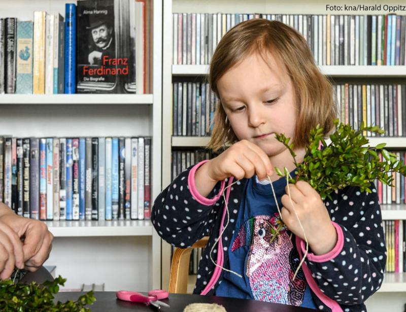 Palmstöcke und Osterkerzen