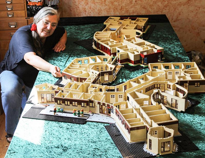 Mini-Kinderhospiz aus bunten Steinen