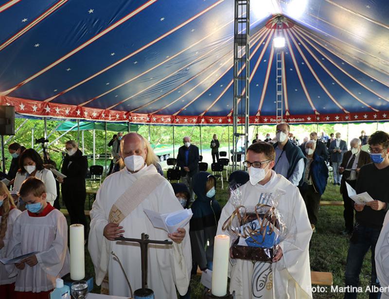 Messe im Zirkuszelt gefeiert