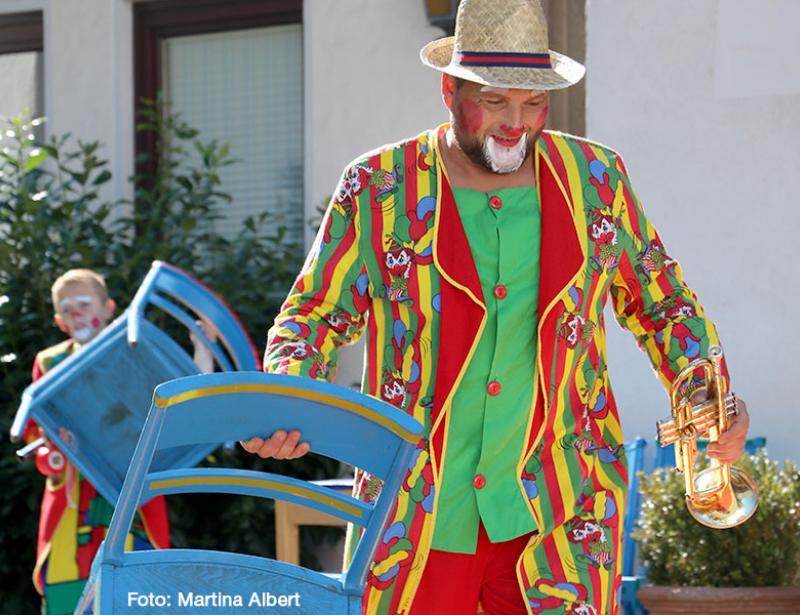 Manege frei vor der Kirche