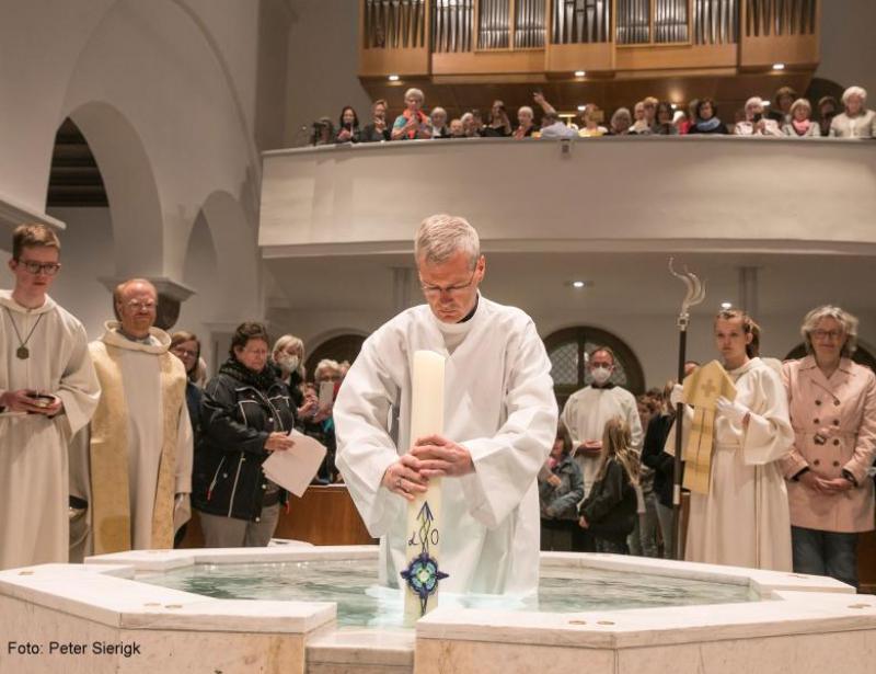 Bischof steigt ins Wasser