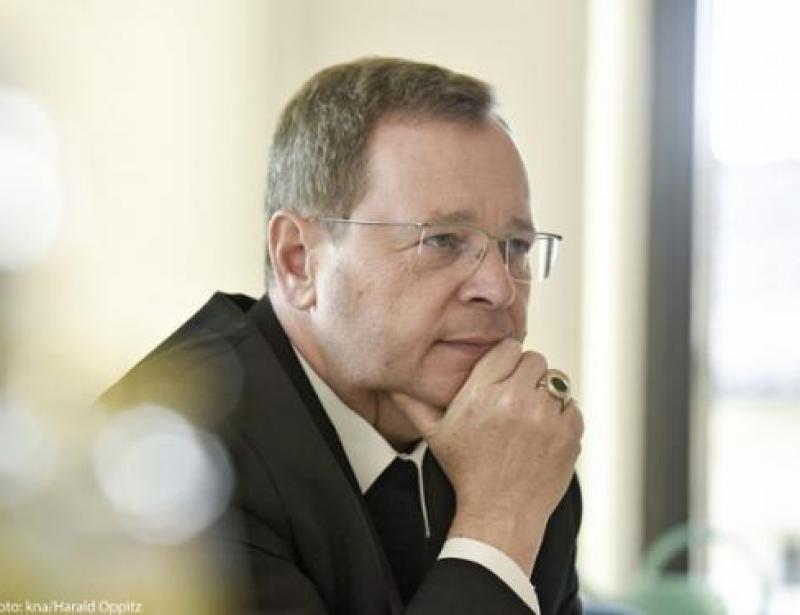 "Hören, hören, hören"