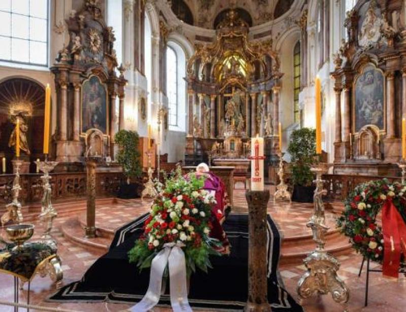 Gläubige nehmen Abschied