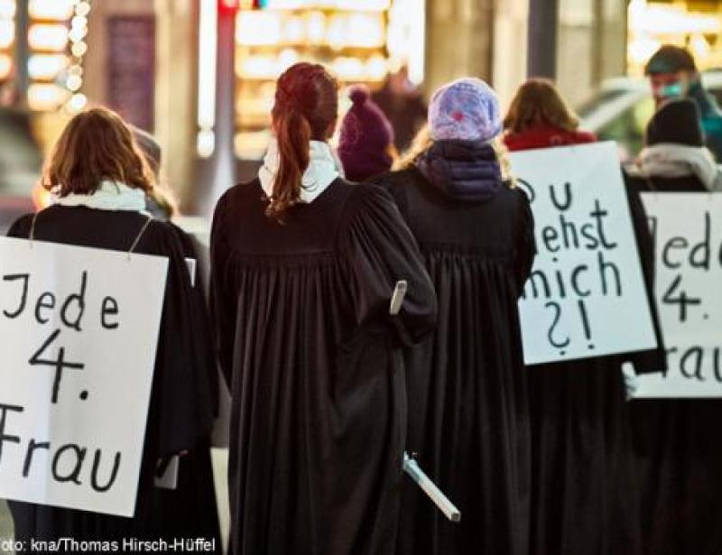 Eine Kirche, die kurz auftaucht