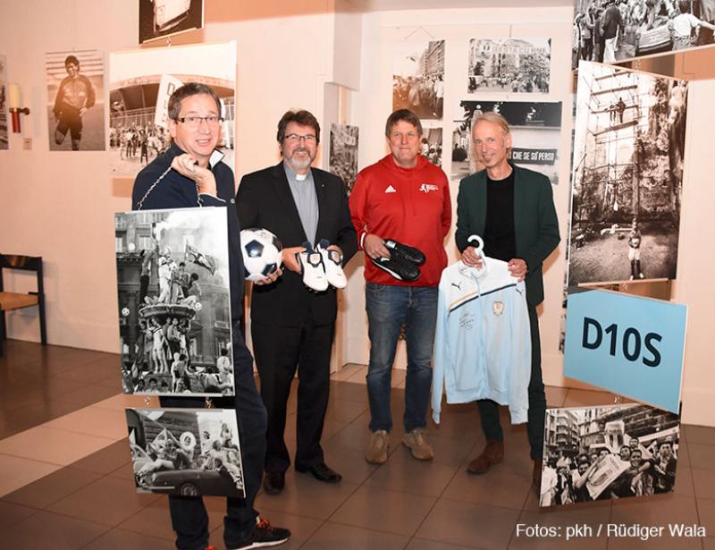 Der Fußballgott kommt ins Gotteshaus