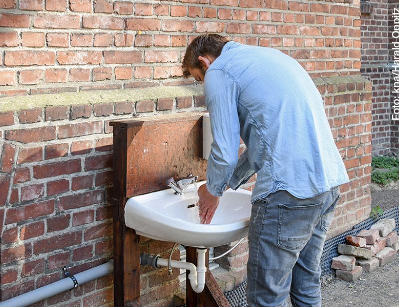 Auch eine Dusche kann Würde sein