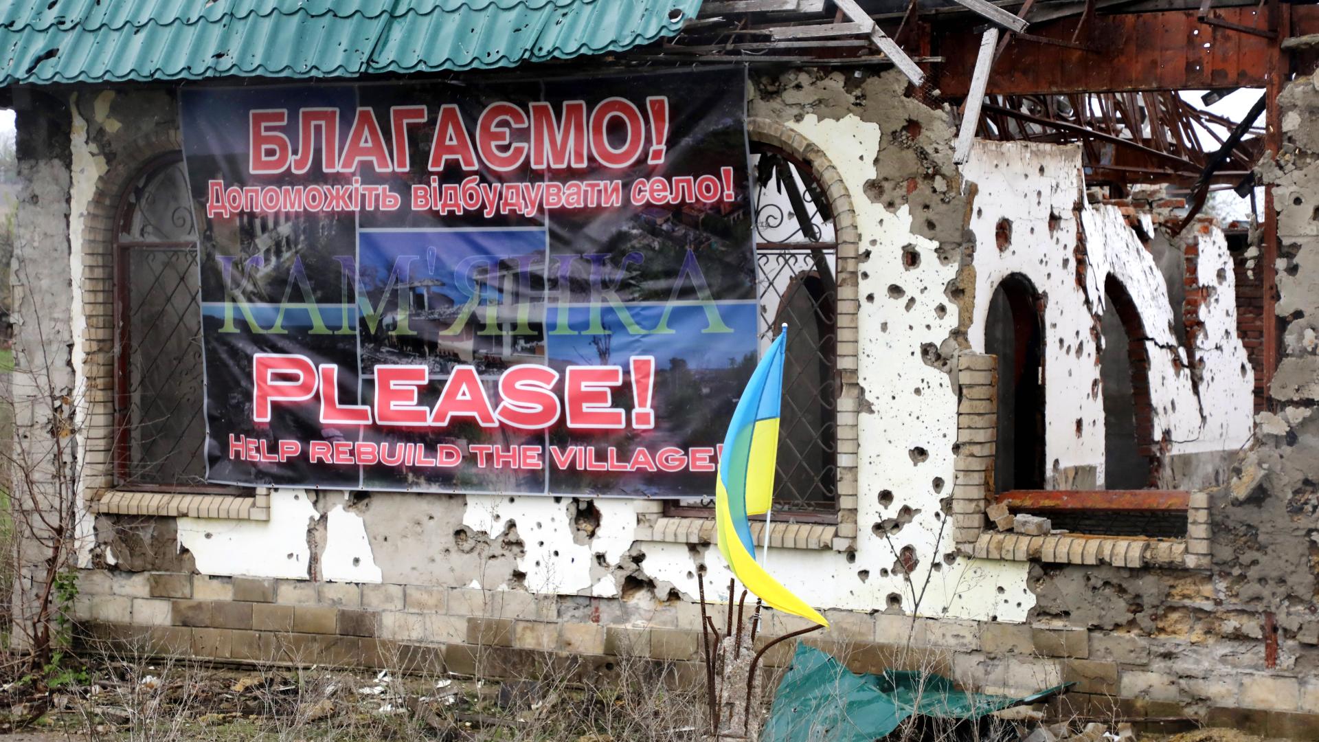 Ein Plakat ruft in der Ukraine zum Wiederaufbau auf