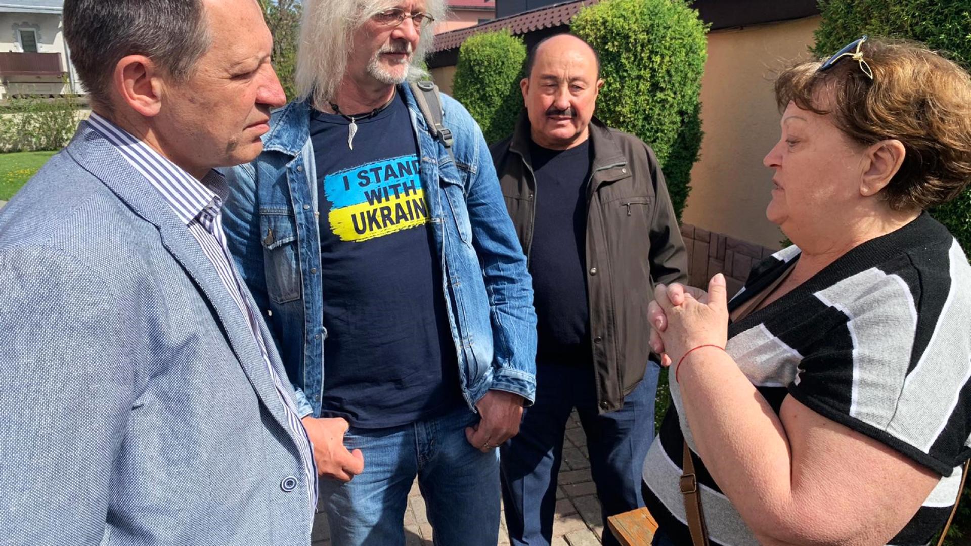 Mathias Thees von der Caritas im Norden spricht mit Flüchtlingen aus der Region Luhansk.