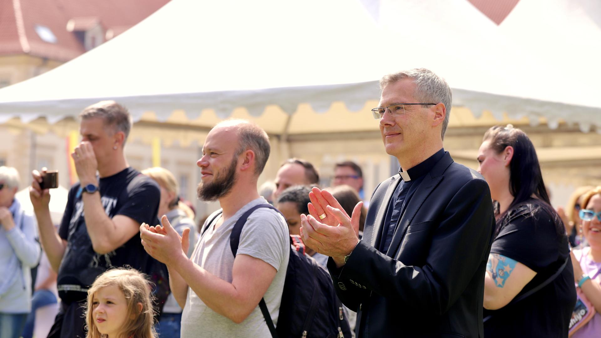 Bischof Dr. Heiner Wilmer SCJ beim Abschlussfest des Godehardjahres auf dem Domhof