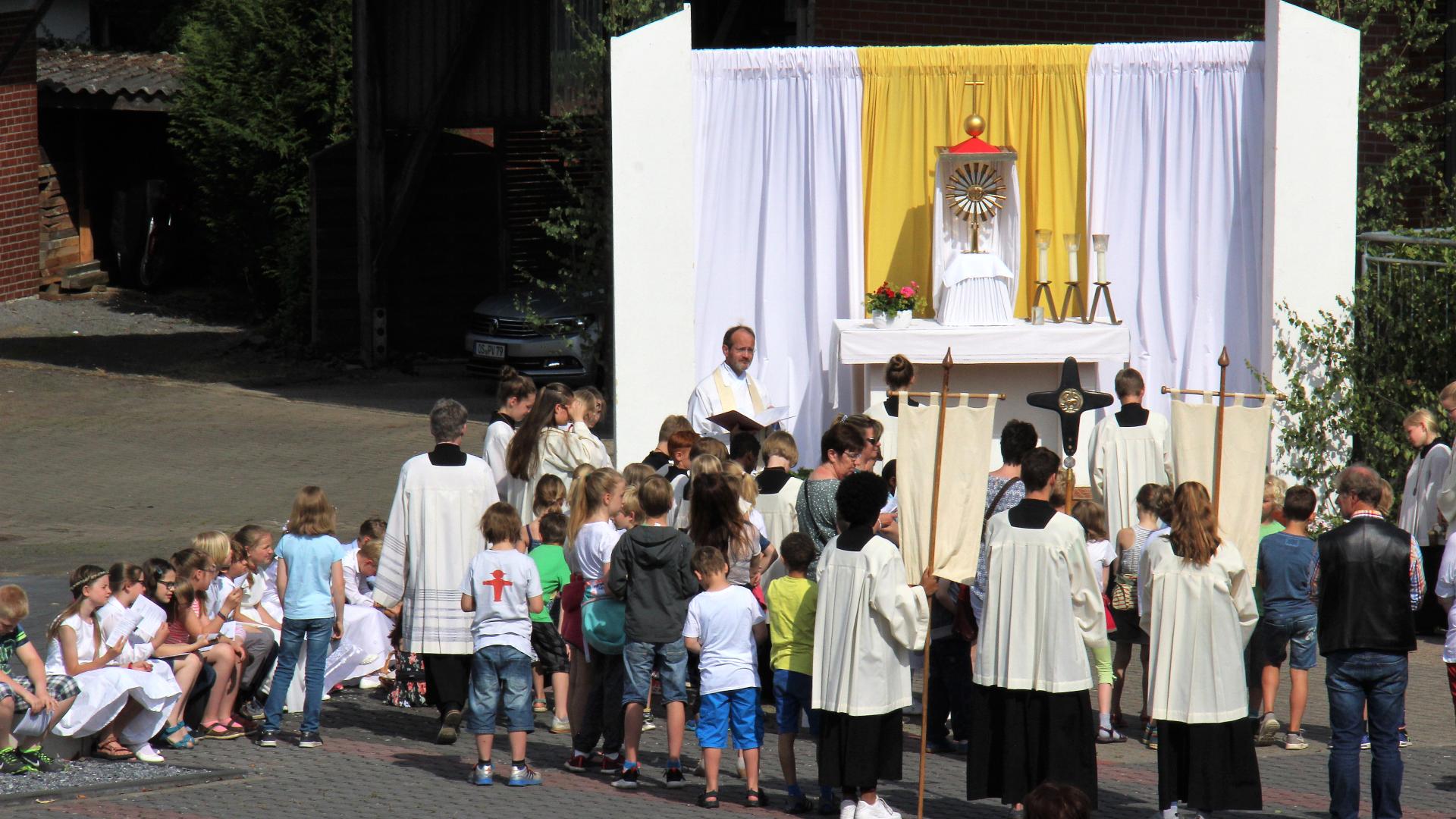 Fronleichnamsfeier im Osnabrücker Stadtteil Sutthausen