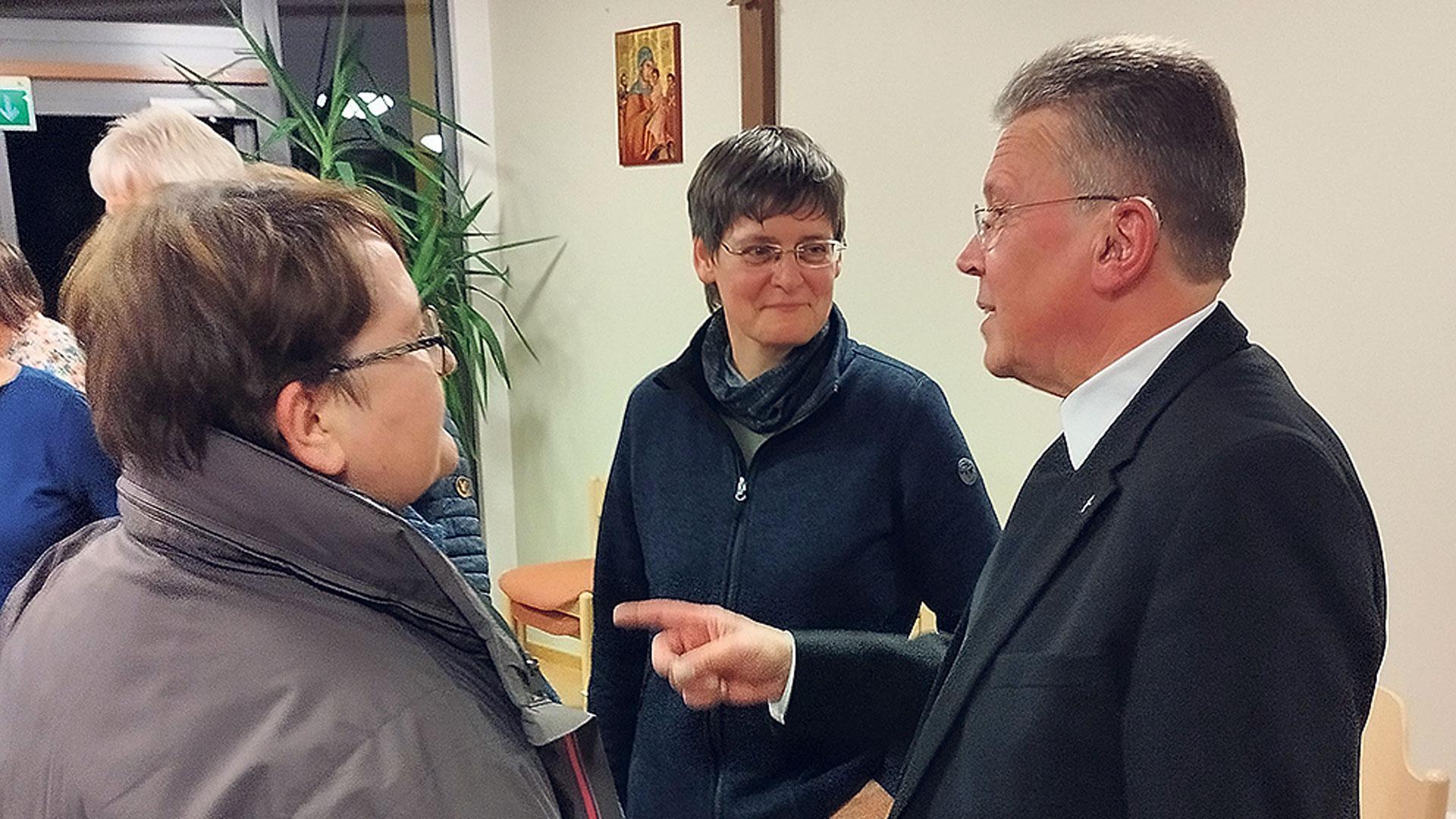 Generalvikar Pater Manfred Kollig im Gespräch