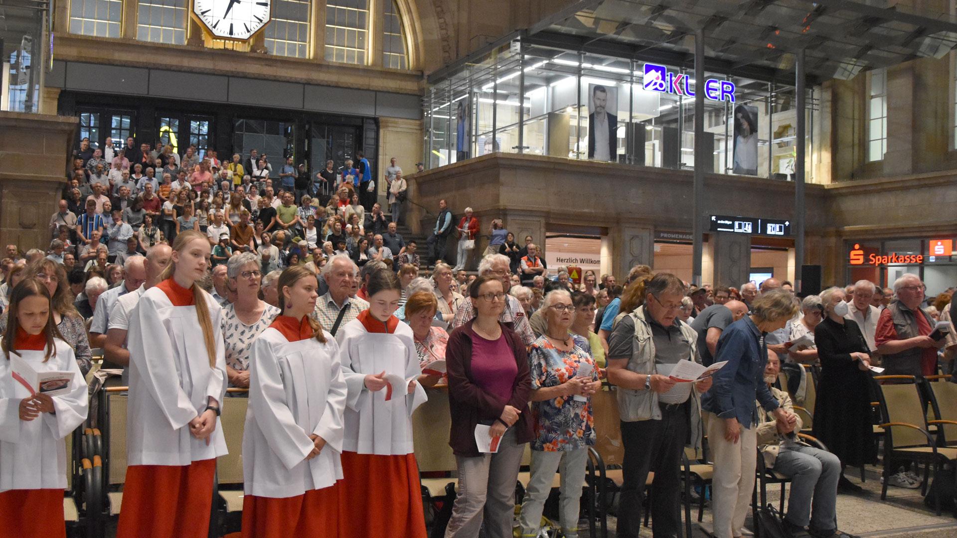 Fronleichnam 2023 im Leipziger Hauptbahnhof