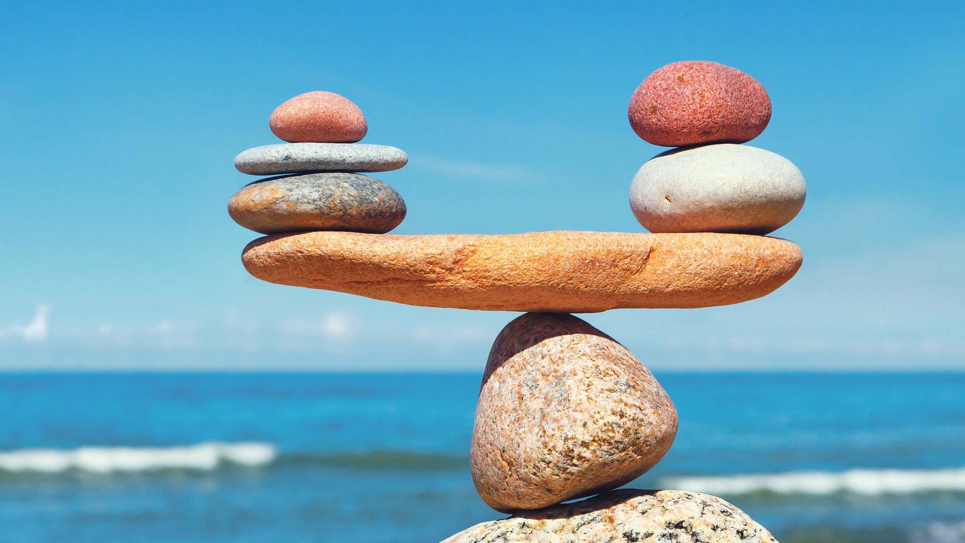 In Gleichgewicht Steine am Strand