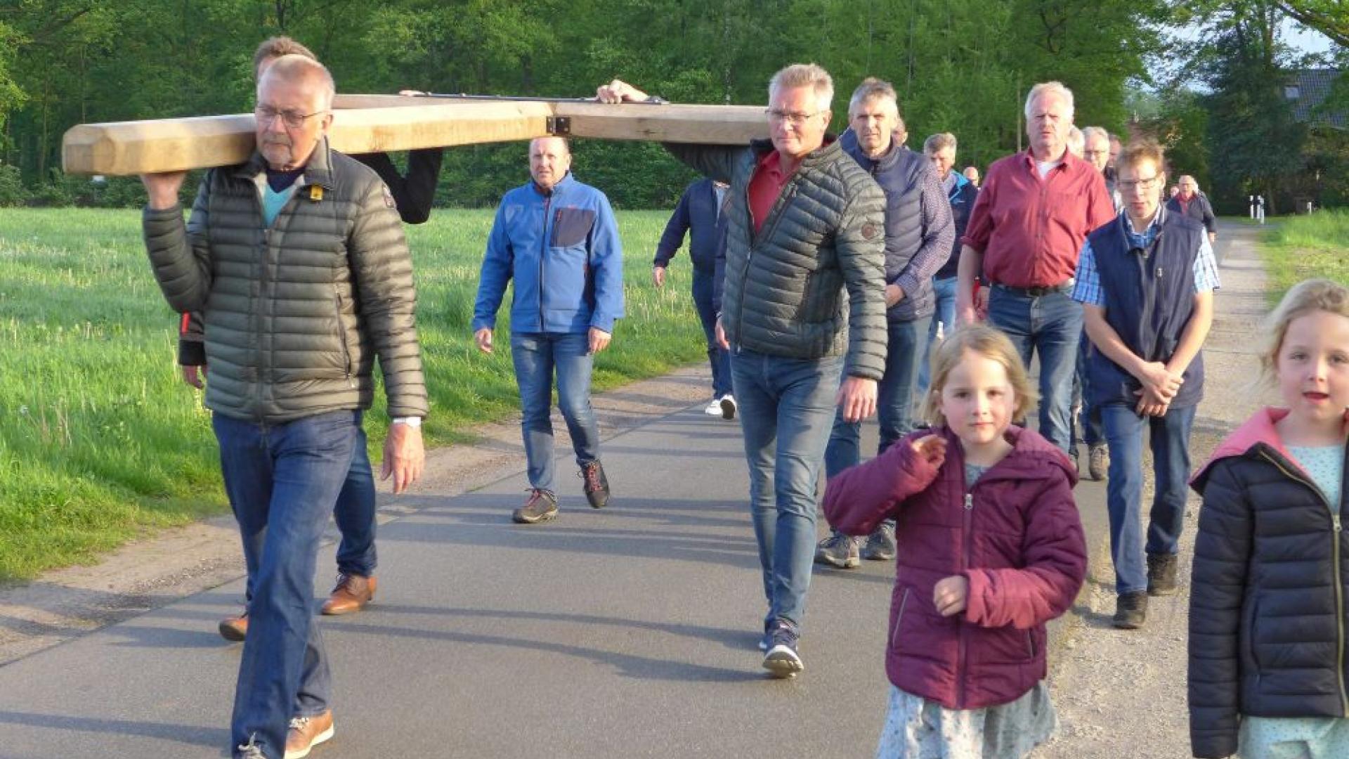 Männer tragen das Kreuz von Lage.