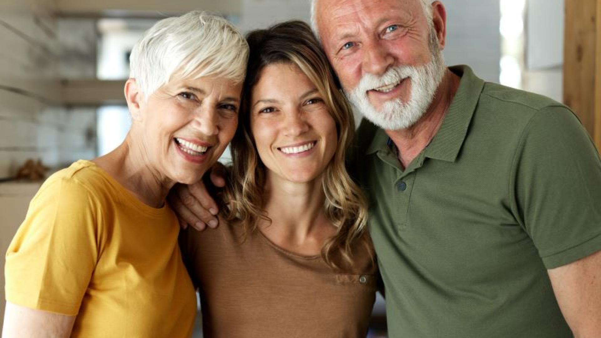 Ein älteres Paar und die jüngere Tochter