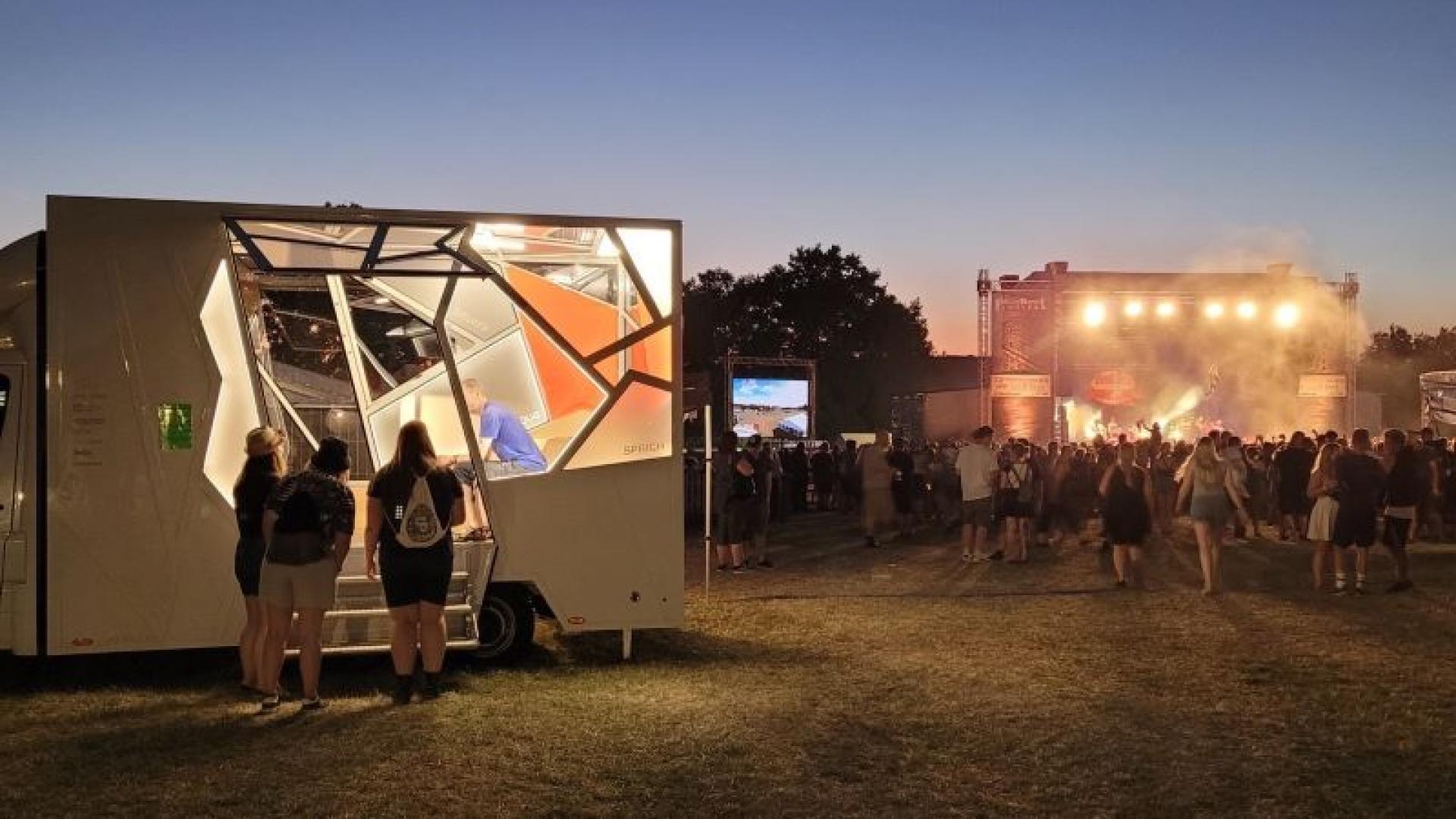 Eine beleuchtete Bühne bei einem Konzert