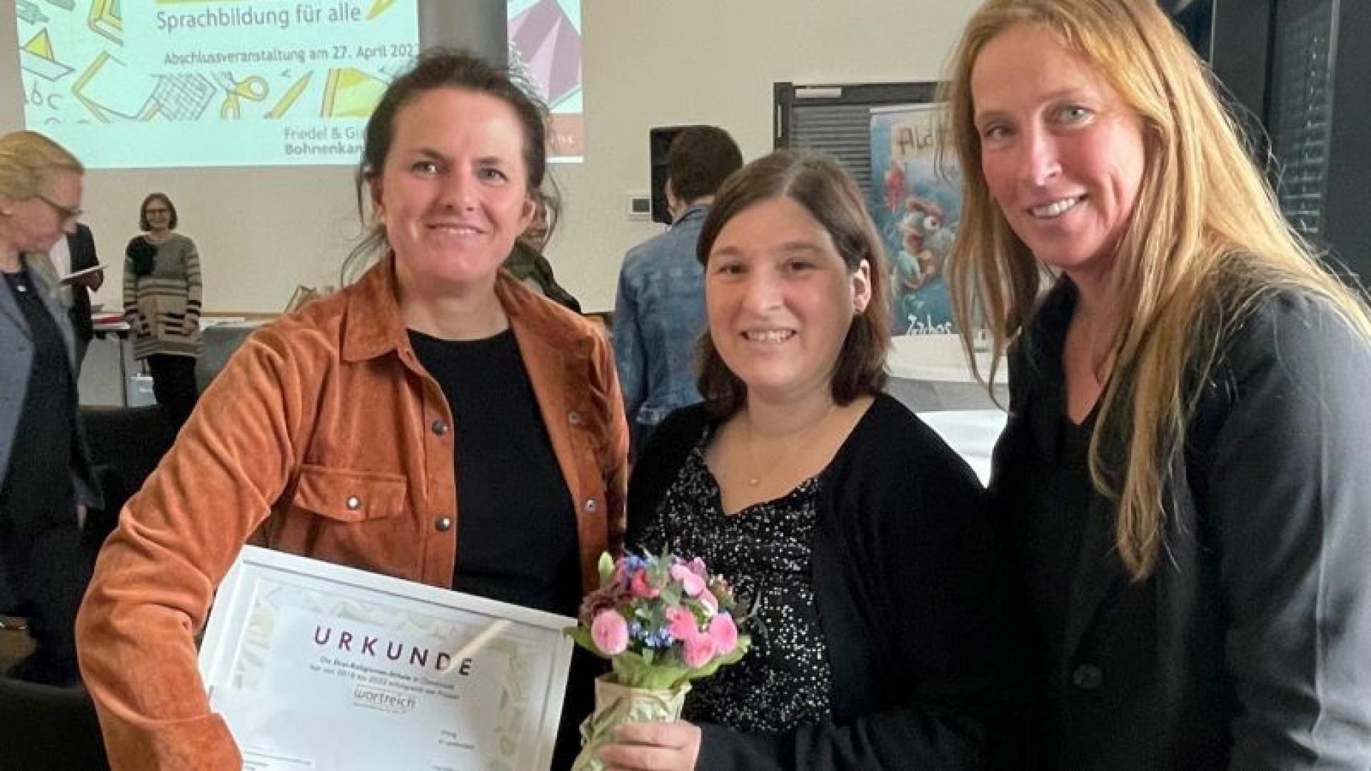 Vertreterinnen der Schulen nahmen den Preis in Empfang