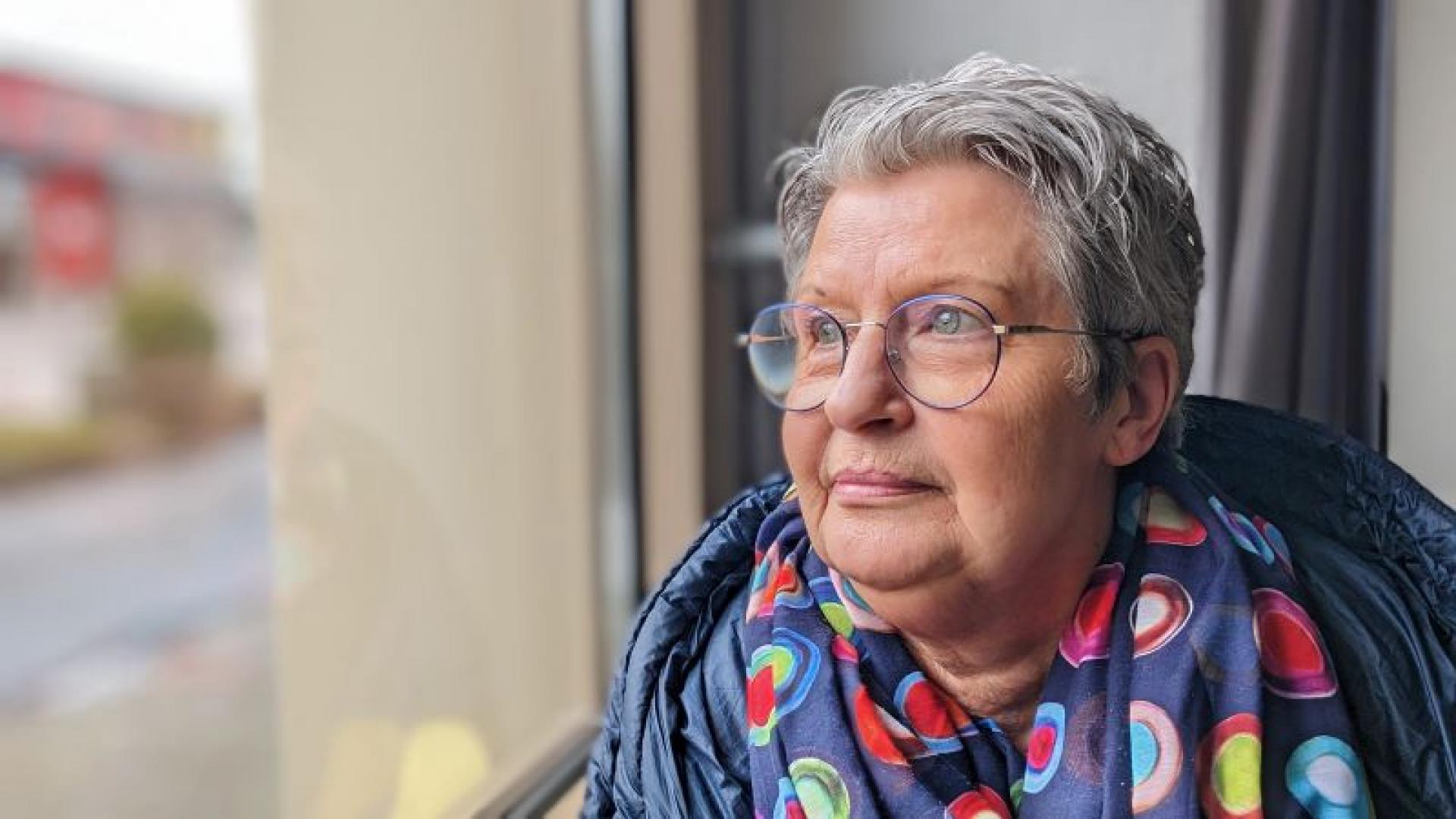 Monika Gerhards blickt aus dem Fenster