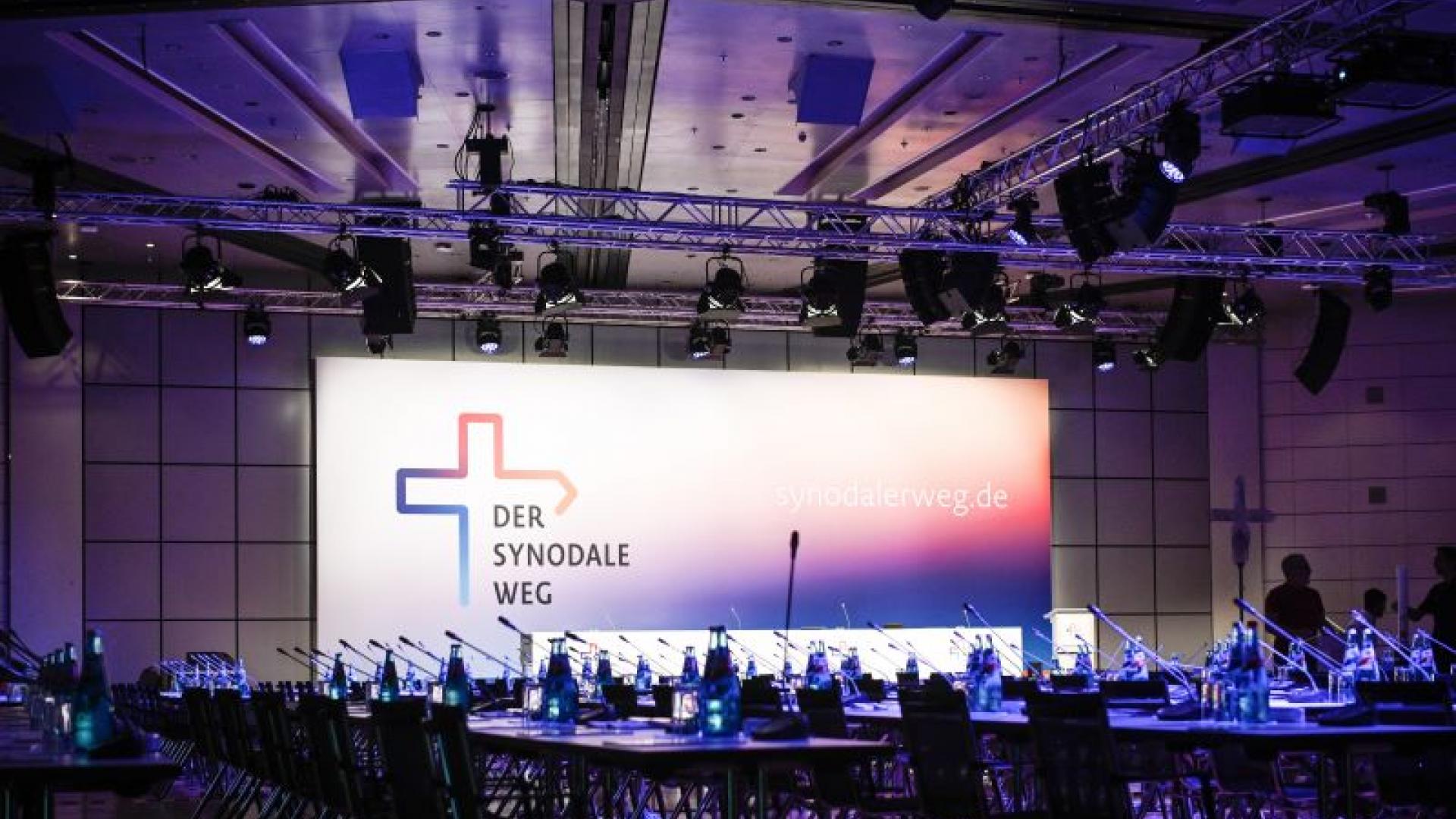 Blick in die Versammlungshalle des Synodalen Wegs