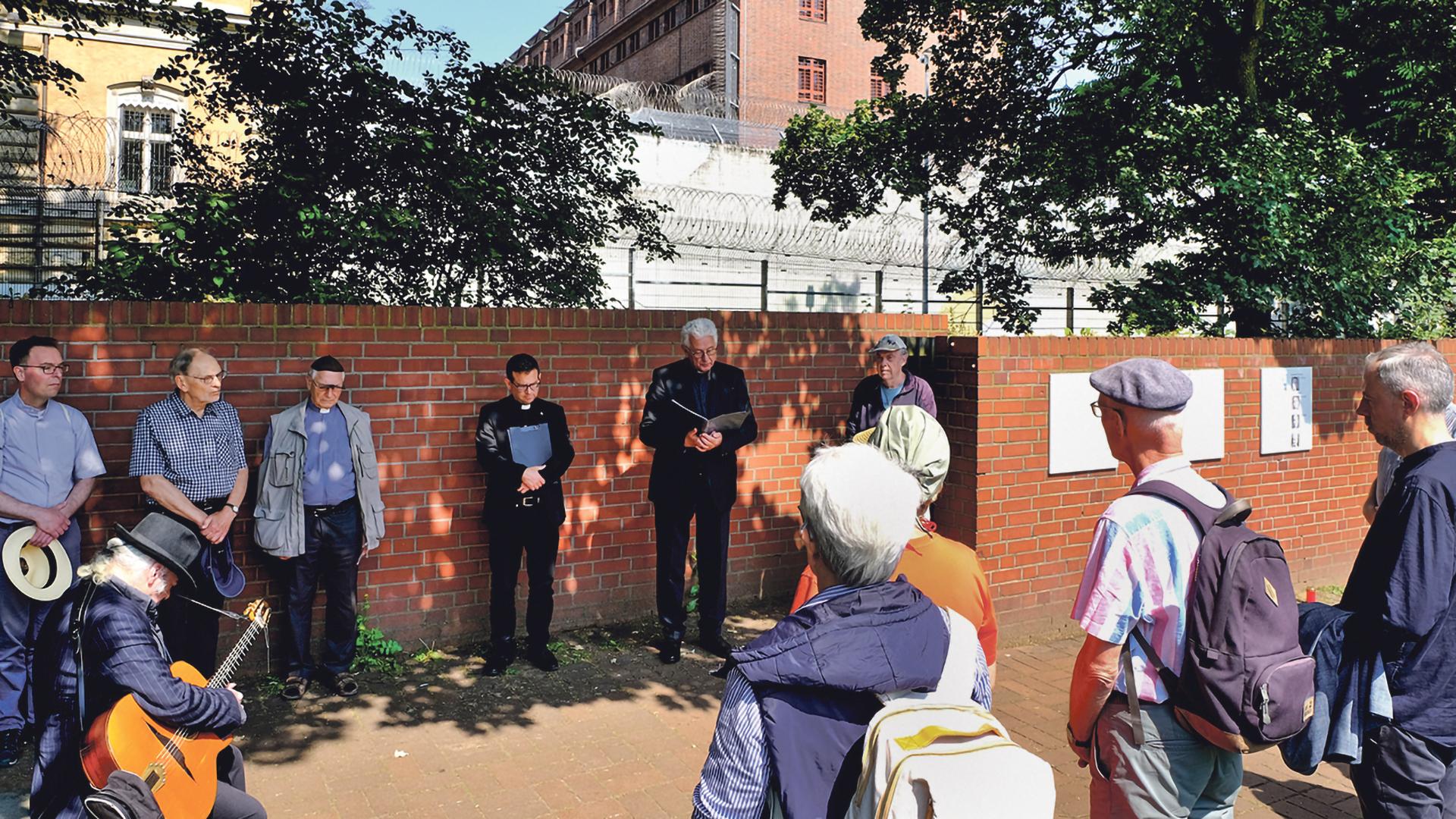 Gedenkfeier am Gefängnis Holstenglacis. Hier wurden die vier Geistlichen getötet. 